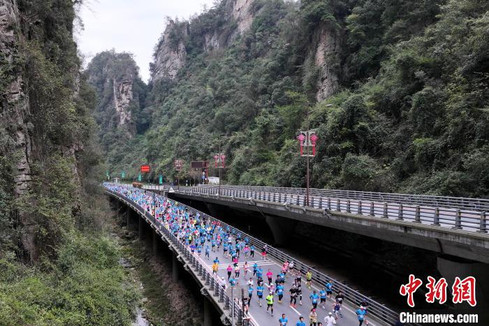 2025张家界武陵源马拉松开跑：肯尼亚选手包揽男