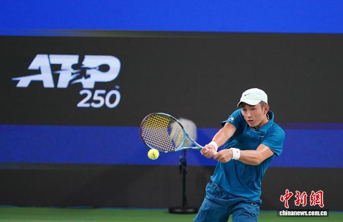 中国球员周意逆转英国名将 携手商竣程晋级16强