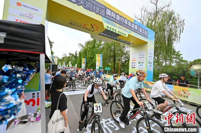 成都天府绿道国际自行车车迷赛温江站开幕 打响
