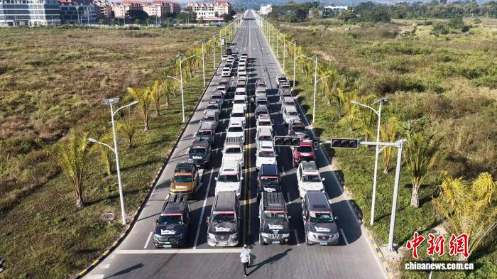 中老车手SS4场地技巧赛激烈角逐 中方211号车手摘