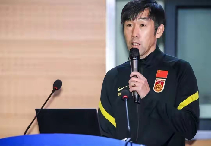 大连英博后防崩盘失九球 李昂加盟难解防守困局