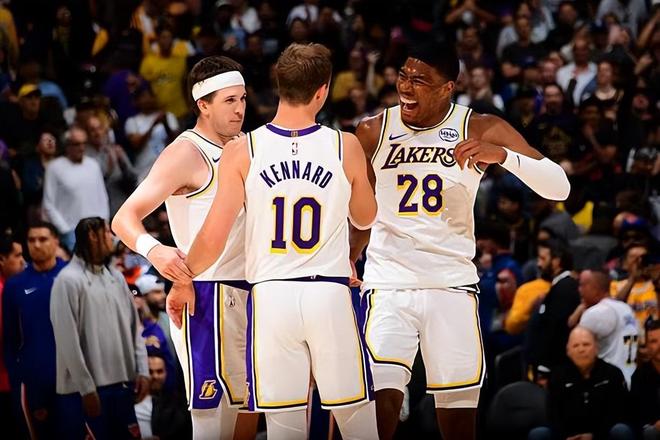 湖人双杀尼克斯 八村塁爆发助球队登顶西部第五