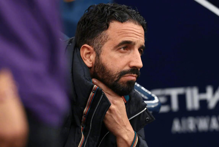 曼联困境引争议 李-夏普力挺阿莫林战术革新