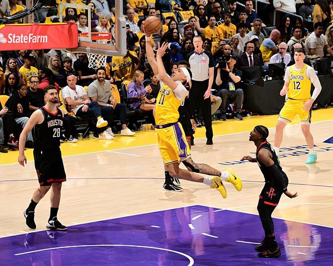 湖人季后赛首战险胜火箭 海斯防守漏洞暴露