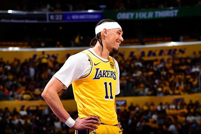 湖人季后赛首战险胜火箭 海斯防守漏洞暴露