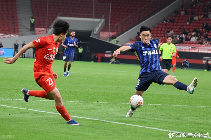武汉三镇惨遭4-0横扫，外援晒照引球迷怒斥