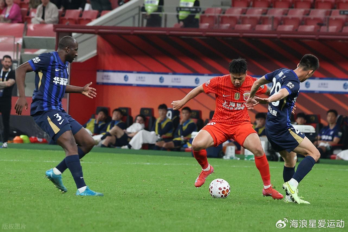 武汉三镇惨遭4-0横扫，外援晒照引球迷怒斥